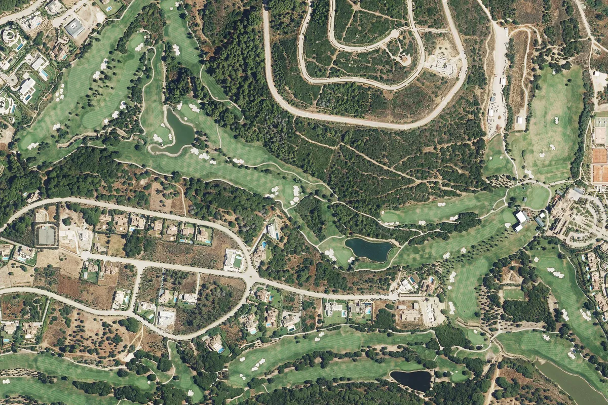 Вид сверху на поле для гольфа La Reserva Golf Club