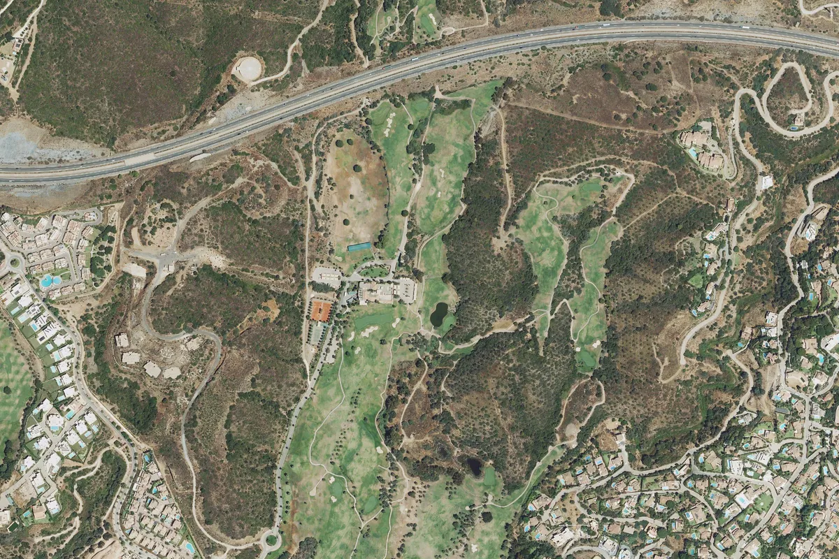 Luftaufnahme des Golfplatzes Marbella Golf Country Club
