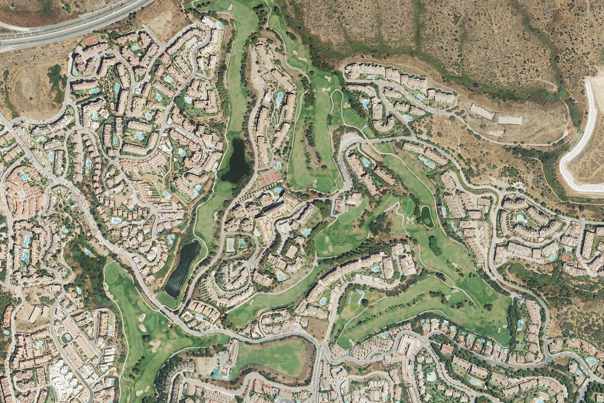 Вид сверху на поле для гольфа Miraflores Golf
